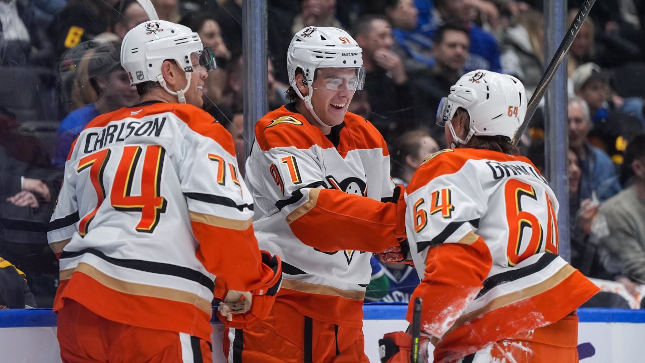 Ducks look to clinch playoff spot, end drought vs. Canucks