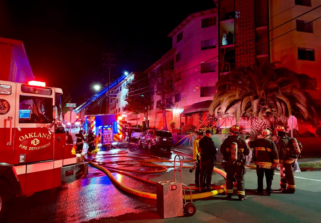 Oakland firefighters rescue tenants from balcony during major blaze in 4-story apartment building – East Bay Times