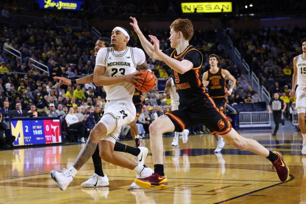 Michigan's Yaxel Lendeborg drives past USC's Ryan Cornish (right) during a Big Ten game on Jan. 2 in Ann Arbor, Mich. (Photo by Gregory Shamus/Getty Images)