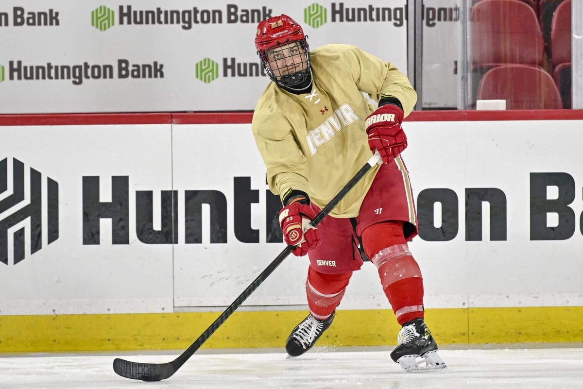 San Jose Sharks sign Eric Pohlkamp, NCAA’s top-scoring defenseman