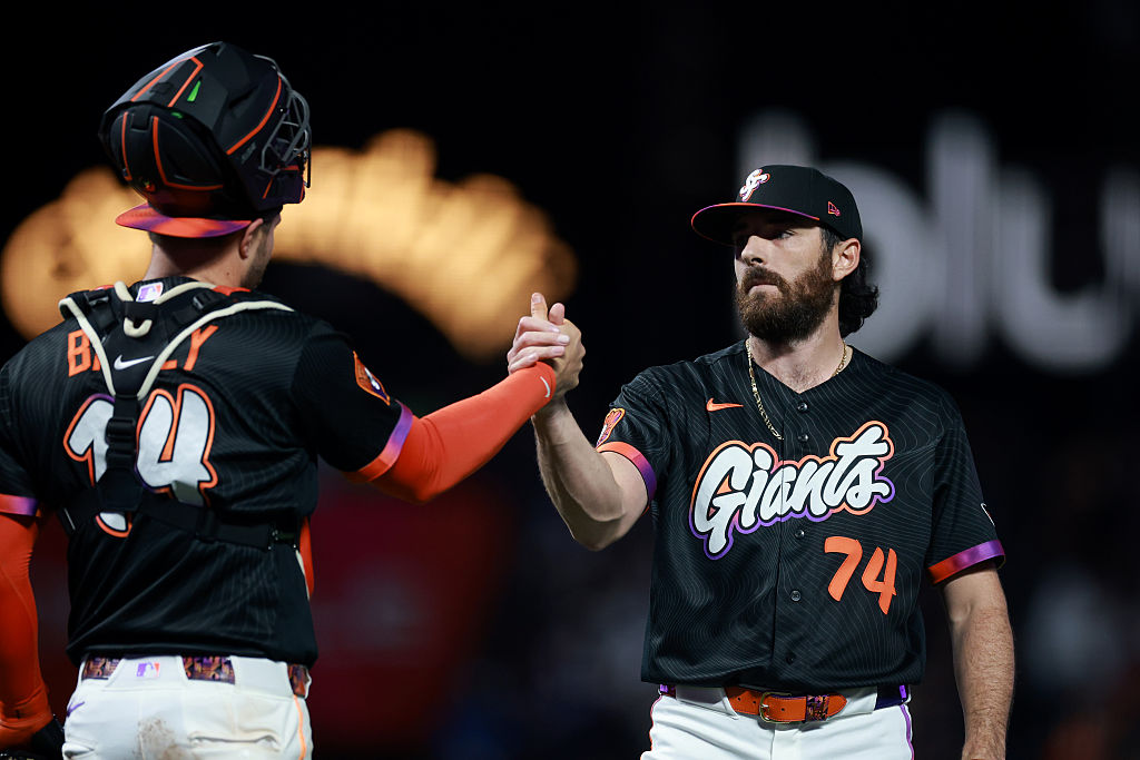 Giants hand Dodgers loss in first matchup of 2026 season