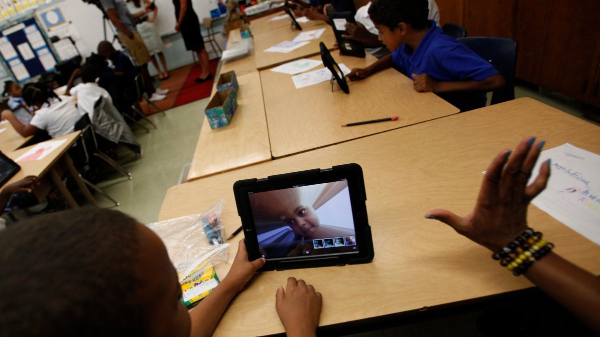 LAUSD board to consider student screen time policy – NBC Los Angeles