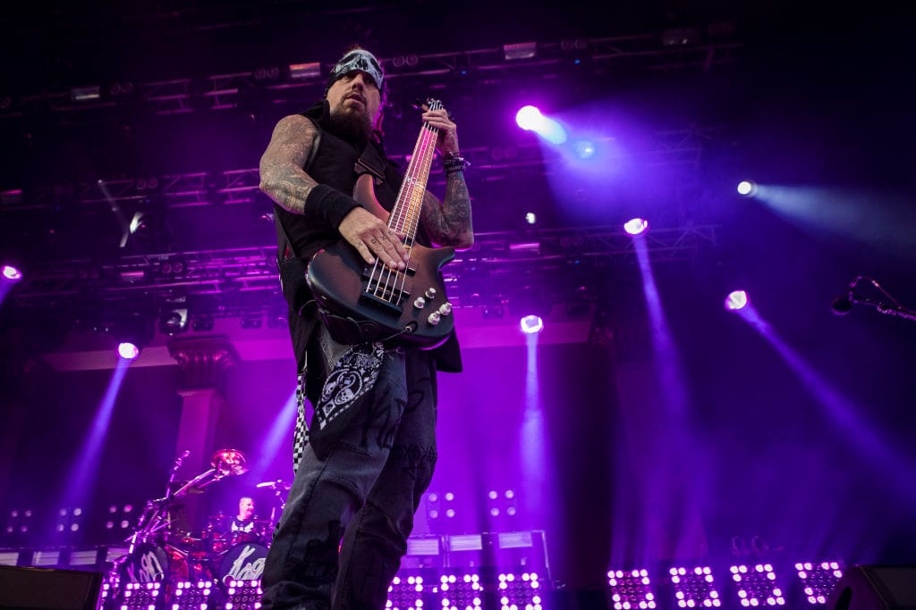 Fieldy Returns To Stage For Korn Covers With Breaking In A Sequence