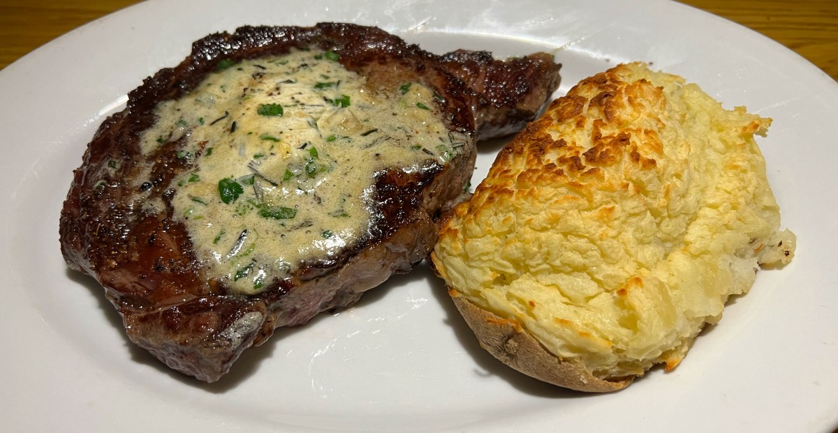 Damon’s Steak House Review: Come for a Delightfully Unserious Tiki Romp