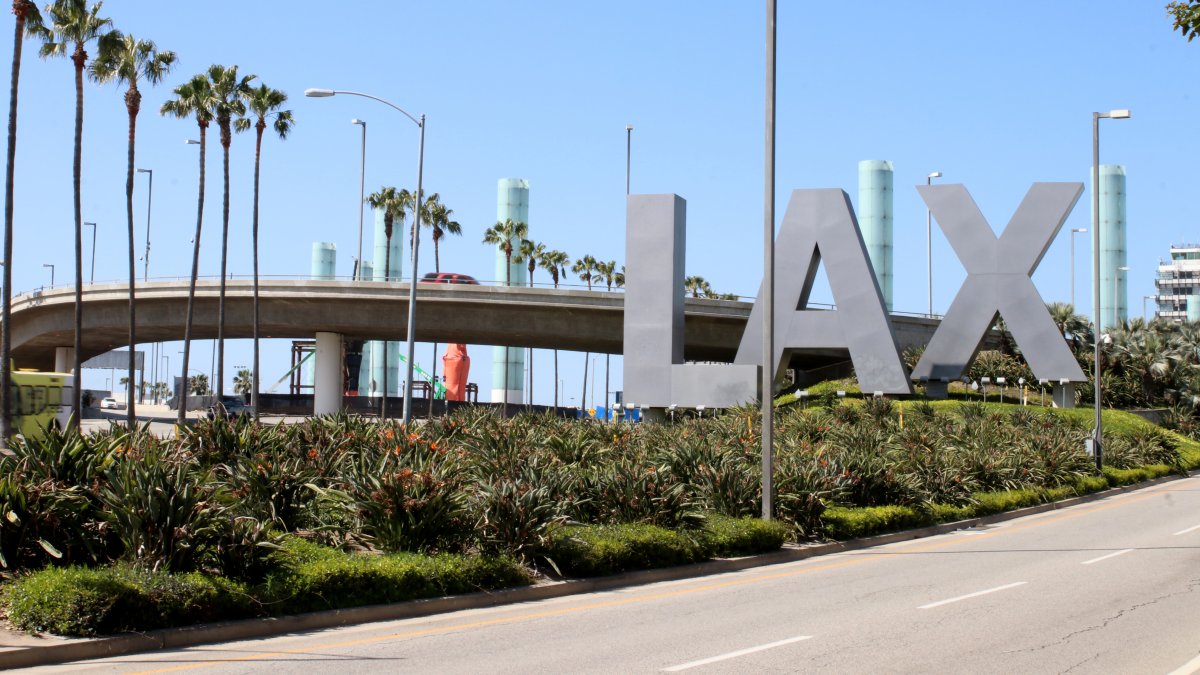 2 workers at LAX arrested for smuggling drugs – NBC Los Angeles