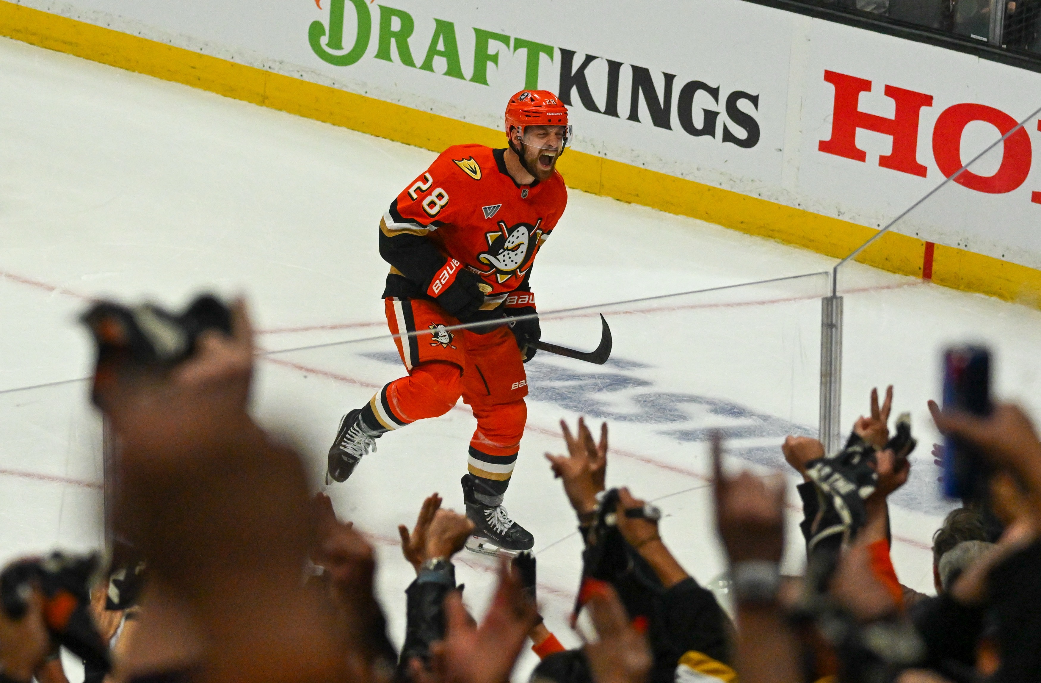 Ducks Jeffrey Viel (28) celebrates a goal in the third...