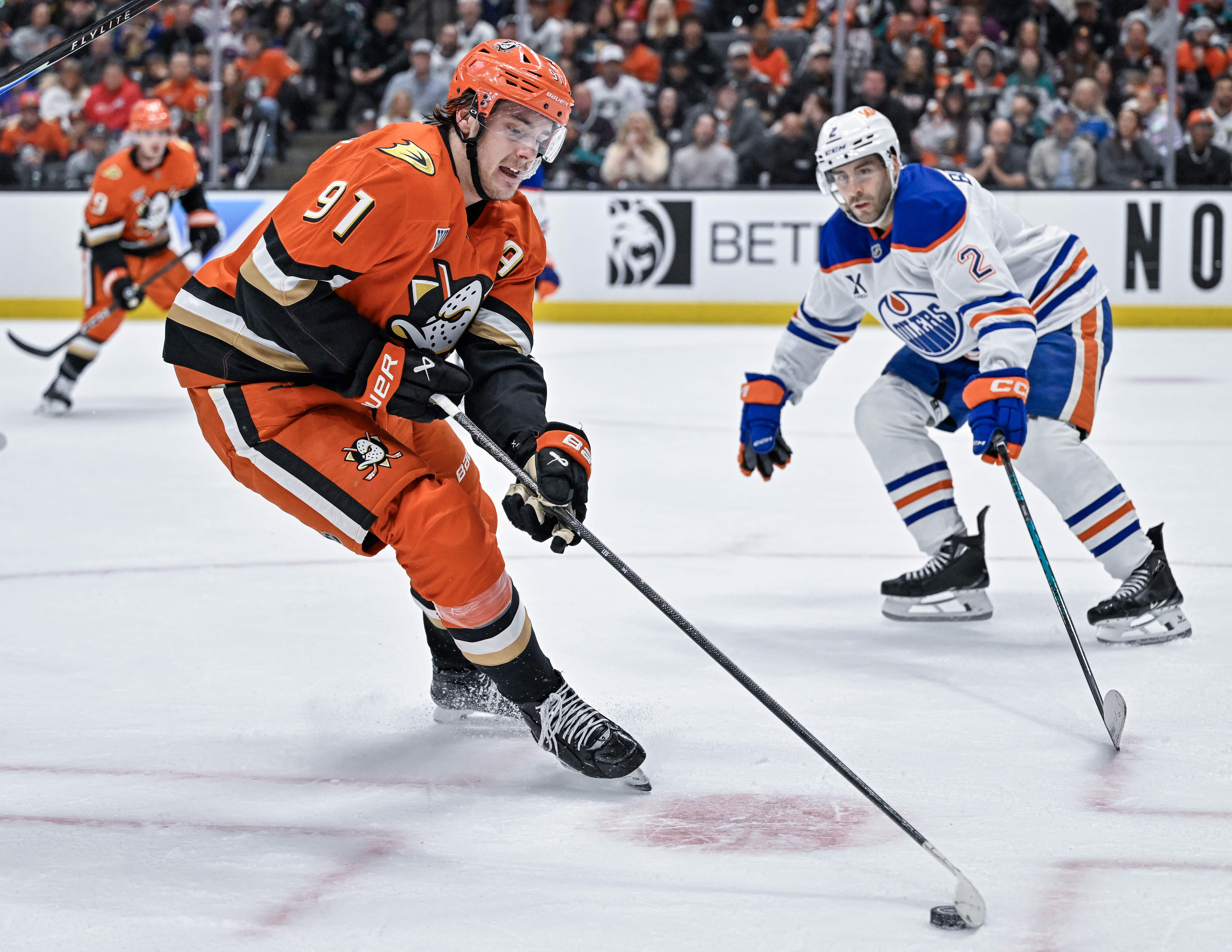 The Ducksâ Leo Carlsson (91) controls the puck during the...