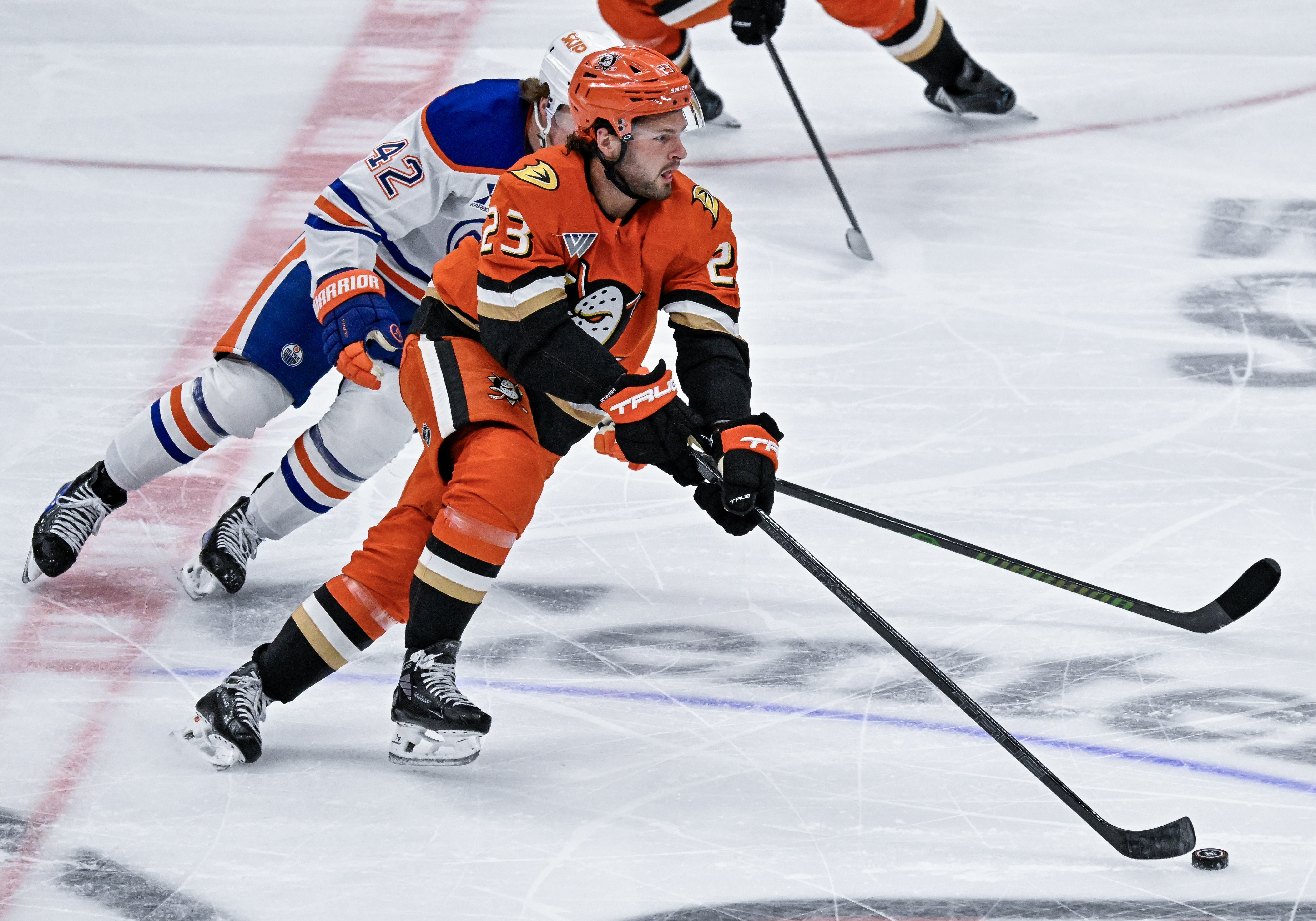 The Ducksâ Mason McTavish (23) controls the puck during the...