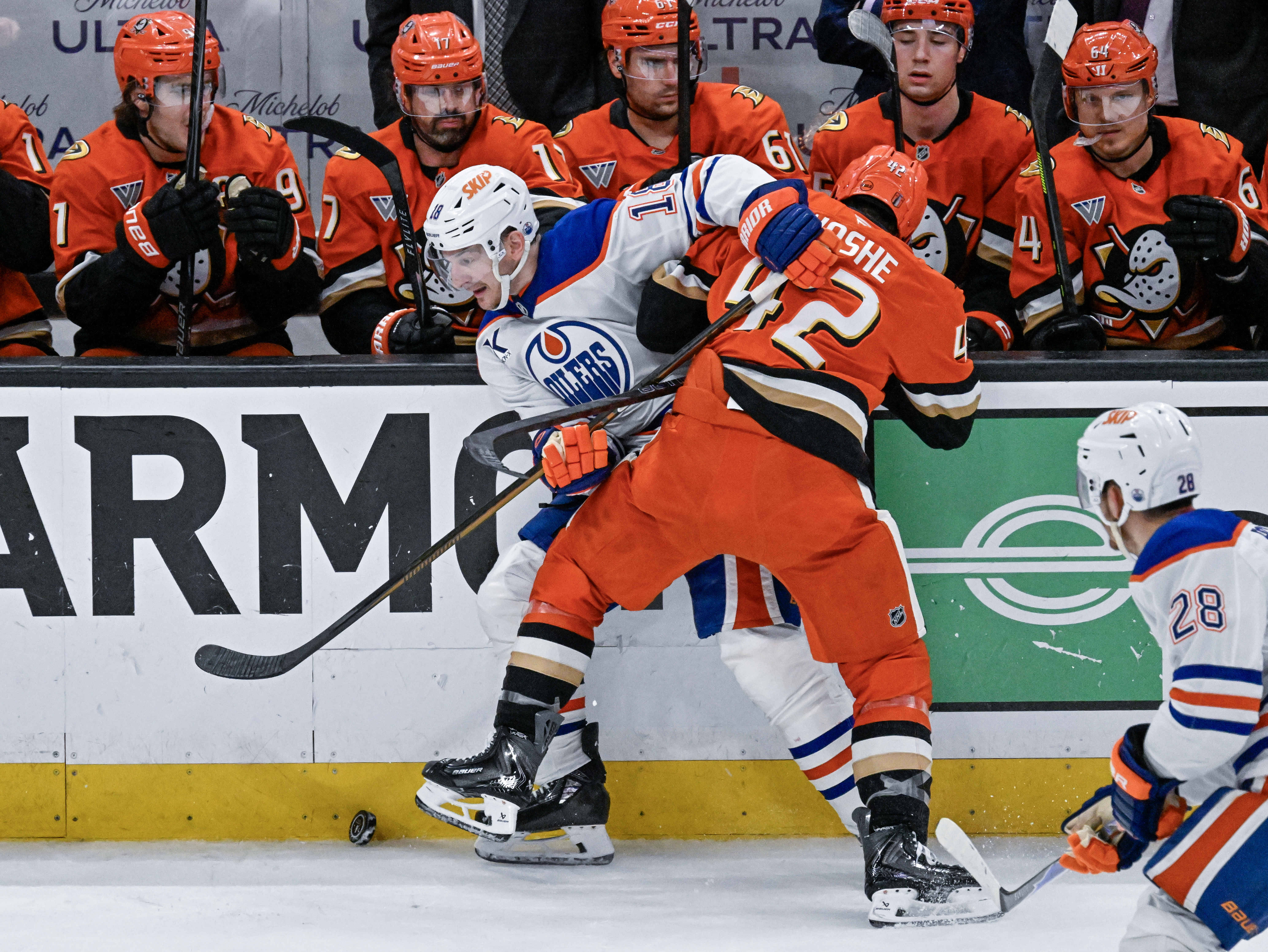 The Oilers Zach Hyman (18), left, and the Ducksâ Tim...