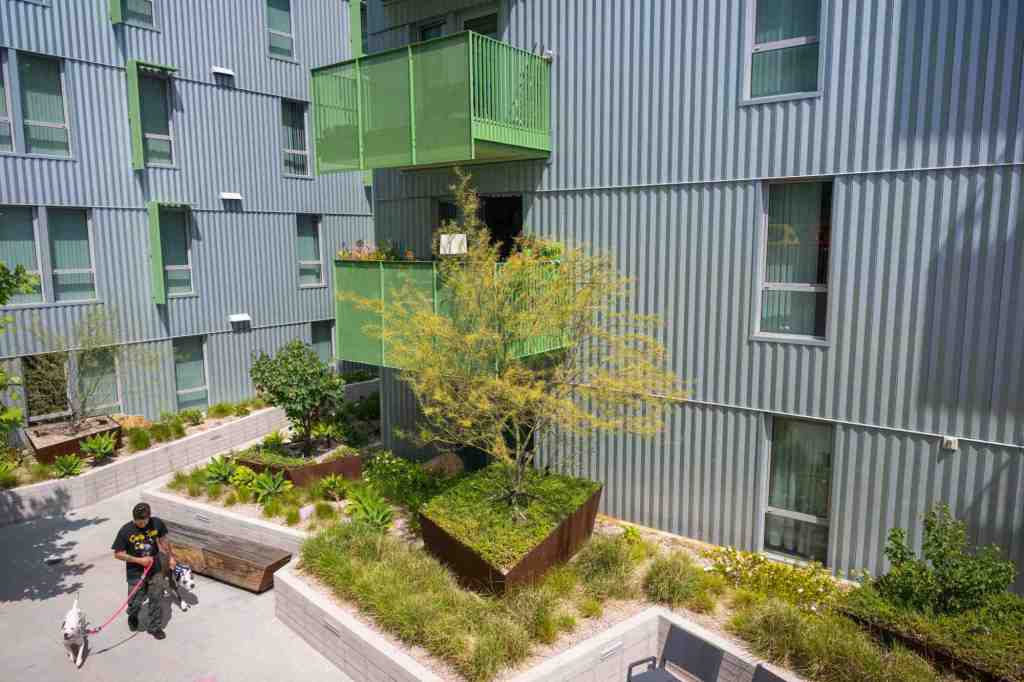 Metro and a nonprofit developer open a new affordable housing project in East Hollywood – Daily News