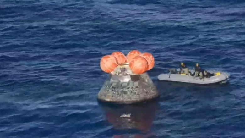 Navy divers approach capsutl