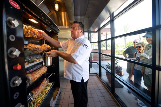 Rainer Schwarz attracts a crowd in 2017. (Photo by Cindy Yamanaka, Orange County Register/SCNG)