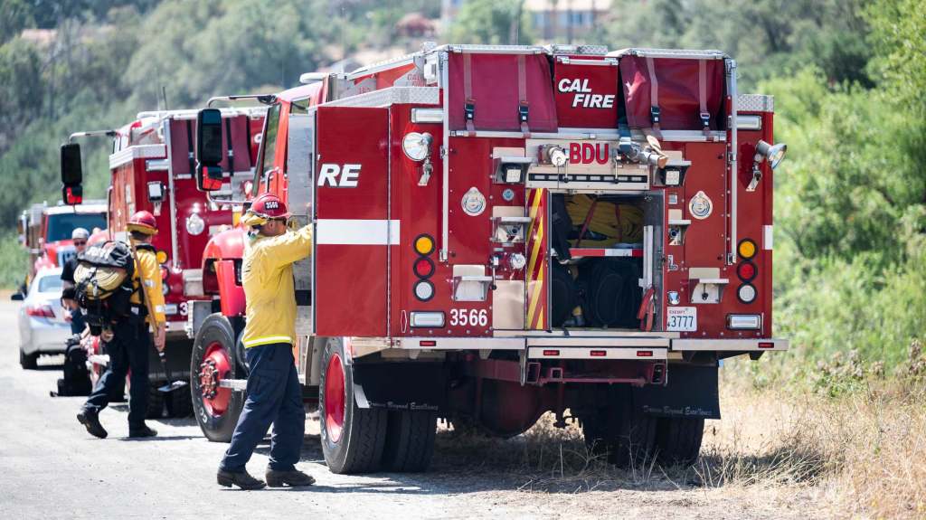 Brush fire erupts in rural Ramona-area neighborhood – San Diego Union-Tribune