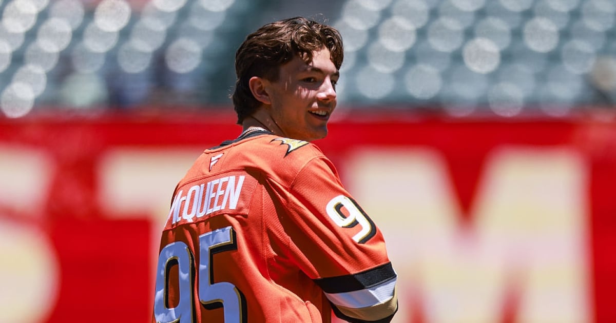 Anaheim Ducks sign F Roger McQueen to entry-level contract