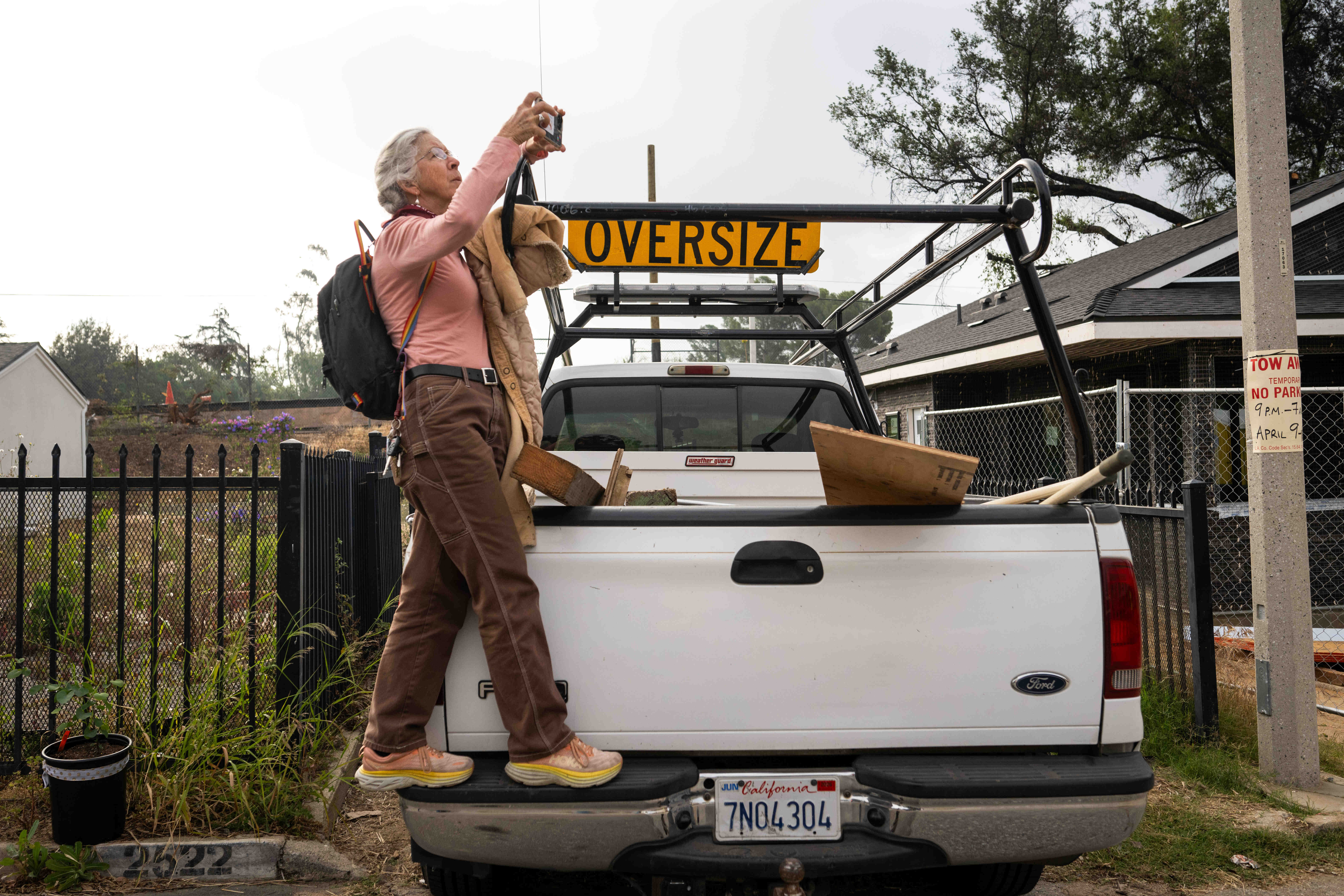 Anna Schlobohm de Cruder documents a historical home being moved...