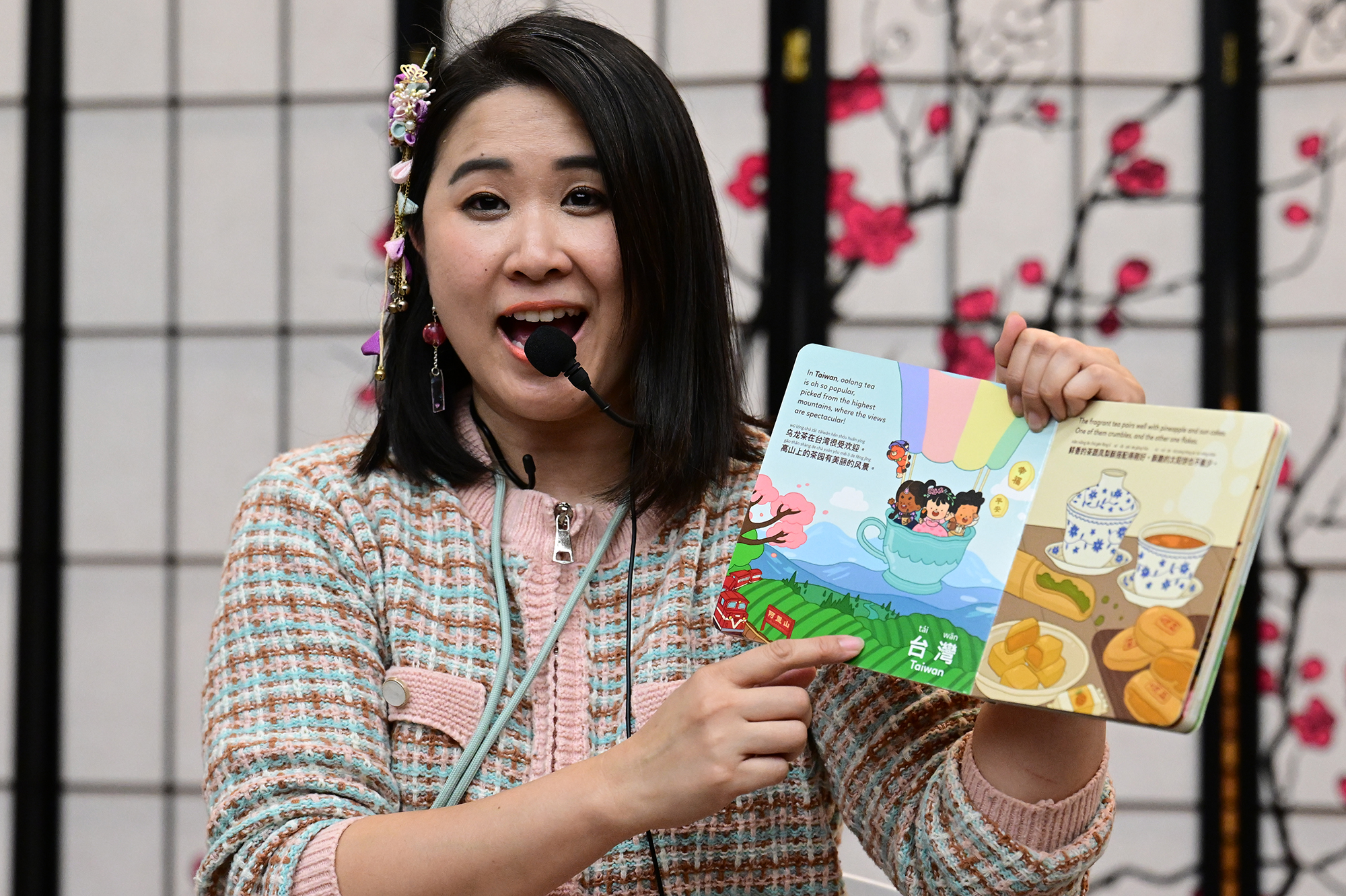 Childrens author Judi Li reads from her bi-lingual book, âBaby...