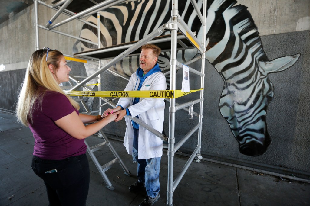 Tributes pour in for late artist who decorated city with giraffes
