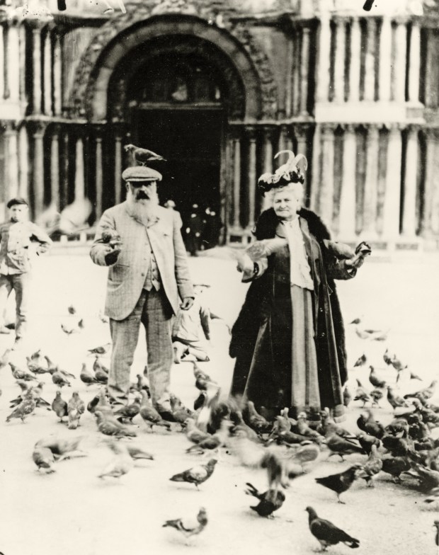 XIR175169 Claude Monet and his wife, Alice, St. Mark's Square, Venice, October 1908 (b/w photo) by French Photographer, (20th century); Musee Marmottan Monet, Paris, France.