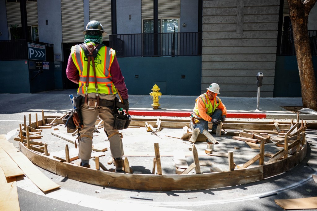 As San Jose bike lane project nears completion, concrete dividers appear downtown – The Mercury News