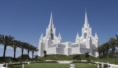 Here's how you can tour San Diego's iconic Mormon temple in La Jolla