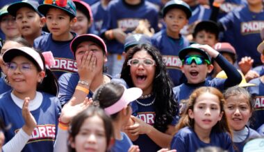 Padres sign autographs, teach lessons and make memories in Mexico City