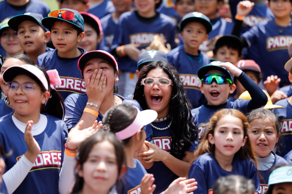 Padres sign autographs, teach lessons and make memories in Mexico City