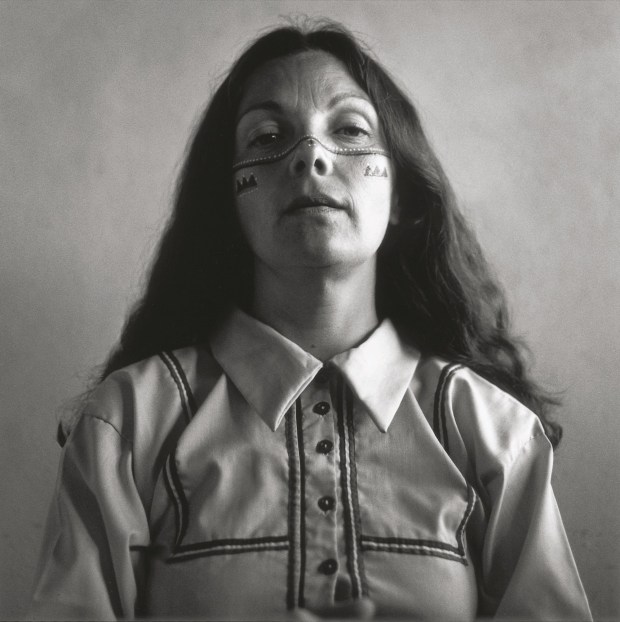"Autorretrato con los indios seris, desierto de Sonora, México (Self- Portrait with the Seri, Sonoran Desert, Mexico)" (1979, gelatin silver print) is part of "Graciela Iturbide: Photographs from Colecciones Fundación MAPFRE," on view through June 7, 2026, at The Museum of Photographic Arts at The San Diego Museum of Art (MOPA@SDMA). (Colecciones FundaciónMapfre © Graciela Iturbide)
