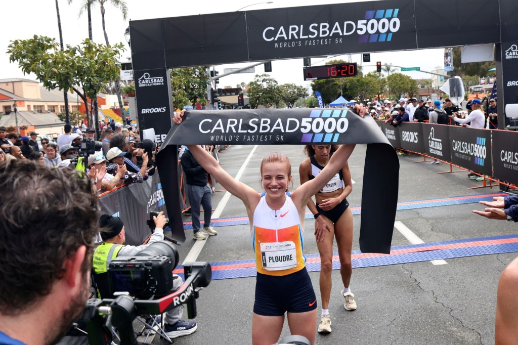 Runners shine during rare rainy Carlsbad 5000