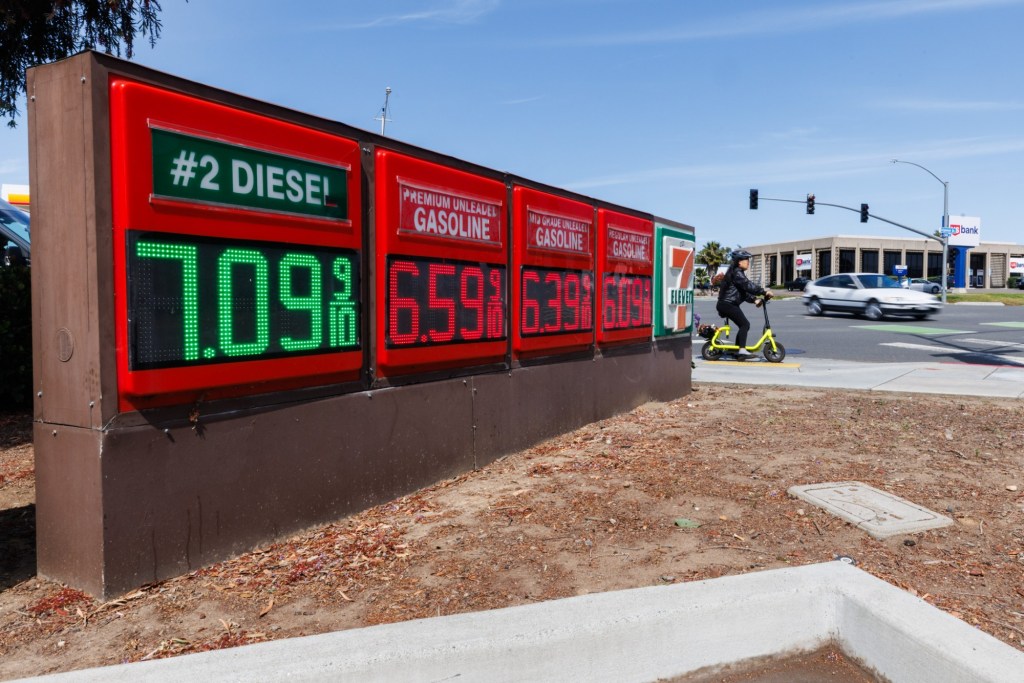Average gas prices in San Diego surpass $6 a gallon – San Diego Union-Tribune