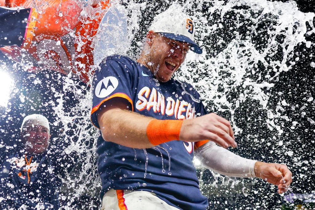 Padres belt walk-off home run for second straight night, beat Rockies