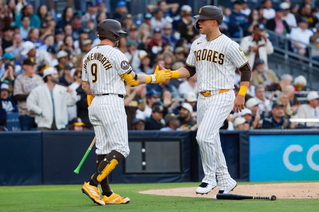 Padres win eighth straight game, complete sweep of Mariners