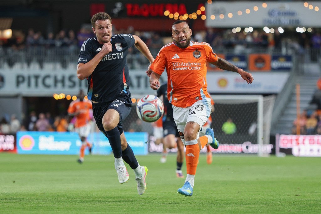 San Diego FC loses fourth consecutive match, receives another red card