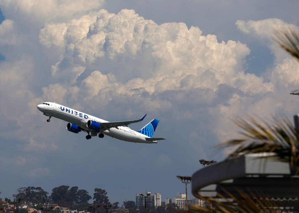 Airline pilot approaching San Diego airport reports seeing drone, but doesn’t strike it – San Diego Union-Tribune