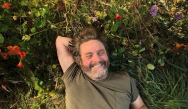 Zach Galifianakis brings humor to gardening in a Netflix series – San Diego Union-Tribune