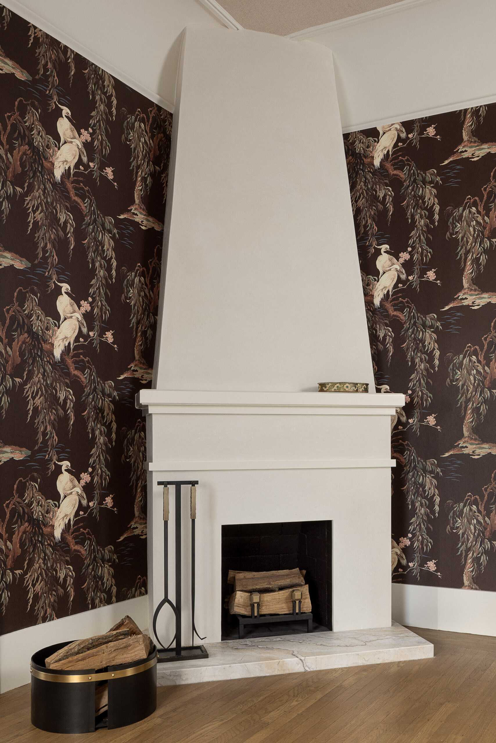 Halkovich had the fireplace refinished in a modern Tadelakt. The fire grate and accessories were provided by Sonoma County-based fine art furnishings crafters Tuell and Reynolds. (Tim Coy)