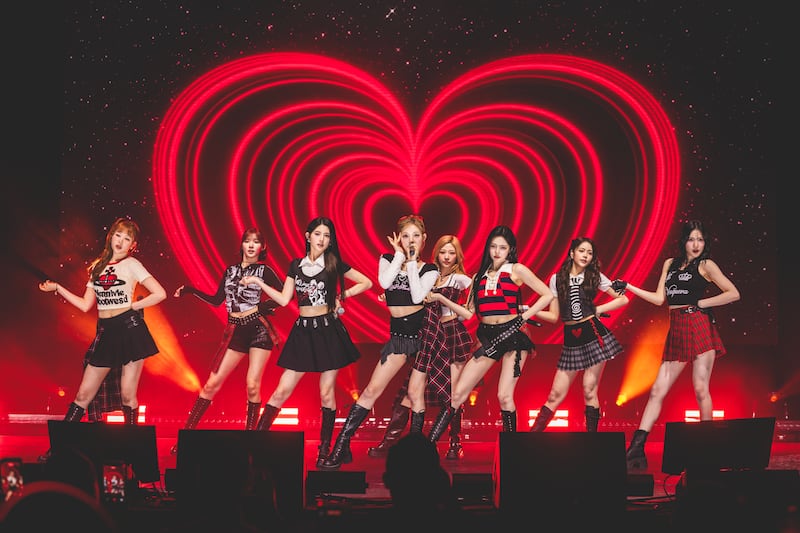 Idols performing together on stage