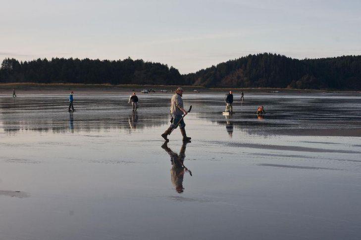 WDFW OKs last coastal razor clam digs of the spring, April 30 through May 6