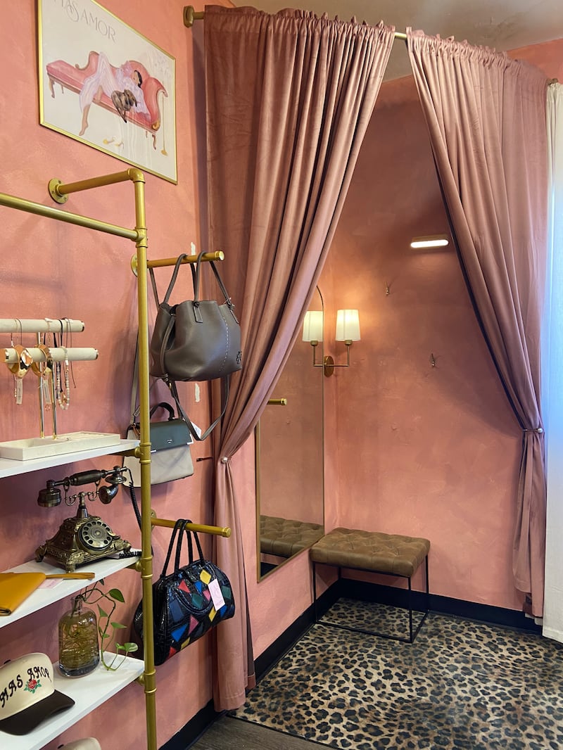 A photo of a pink dressing room.