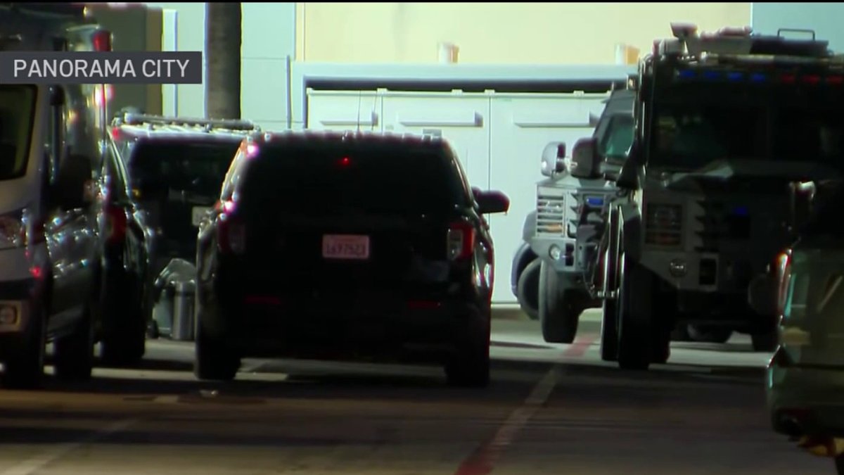 Woman in custody following barricade in Panorama City hospital – NBC Los Angeles