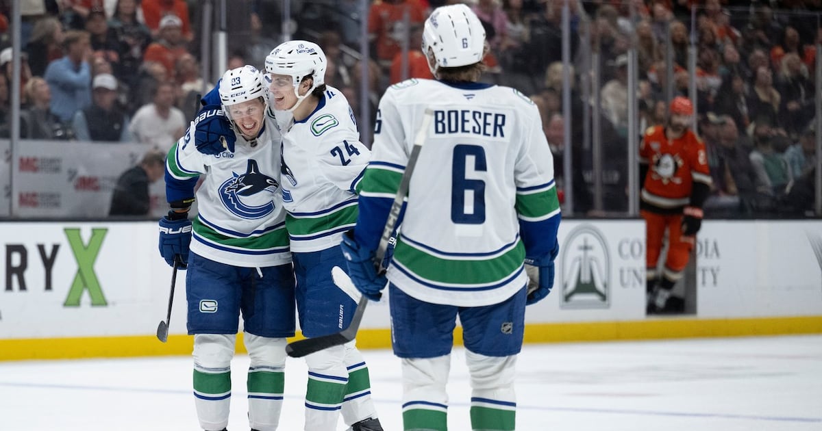 Rossi scores with 9.5 seconds left in regulation, Canucks beat Ducks