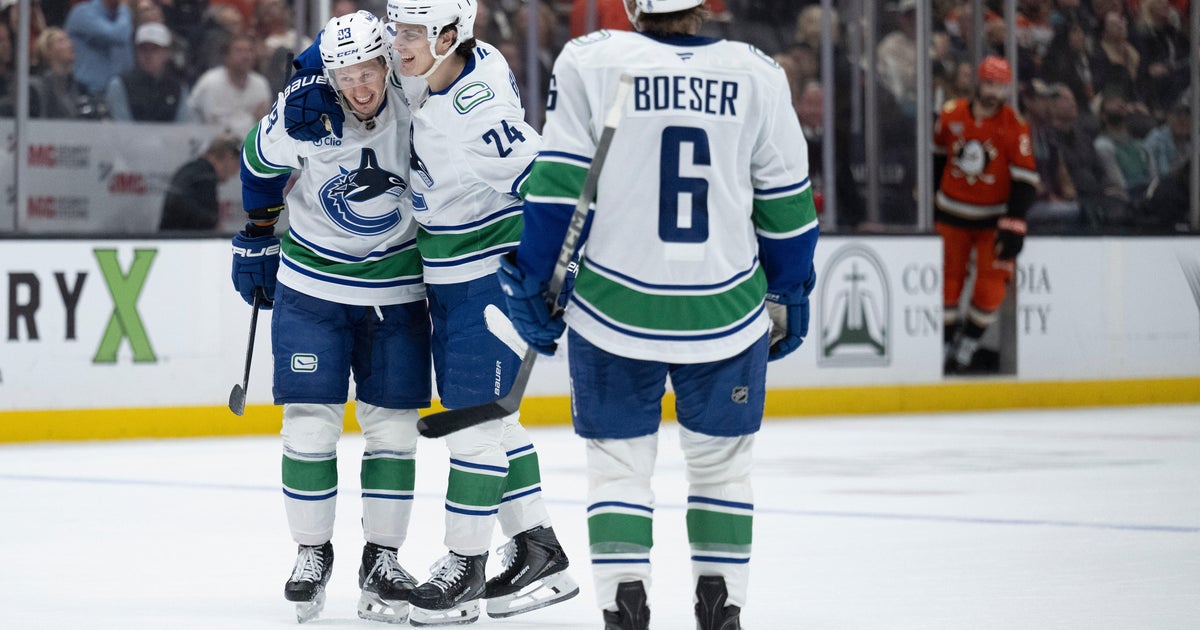 Rossi scores with 9.5 seconds left in regulation, Canucks beat Ducks 4-3