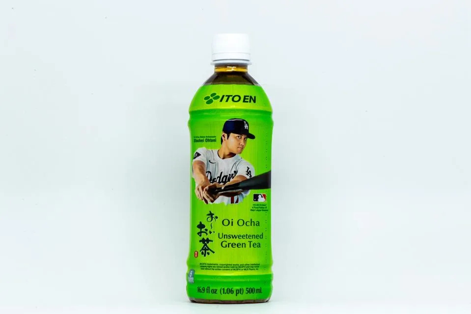BASEBALL: Oi Ocha Green Tea Bottle with Image of Shohei Ohtani