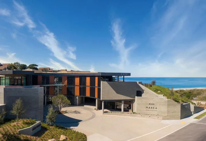 Exterior of Alila Marea Beach Resort in Encinitas with modern architecture and Pacific Ocean in the background