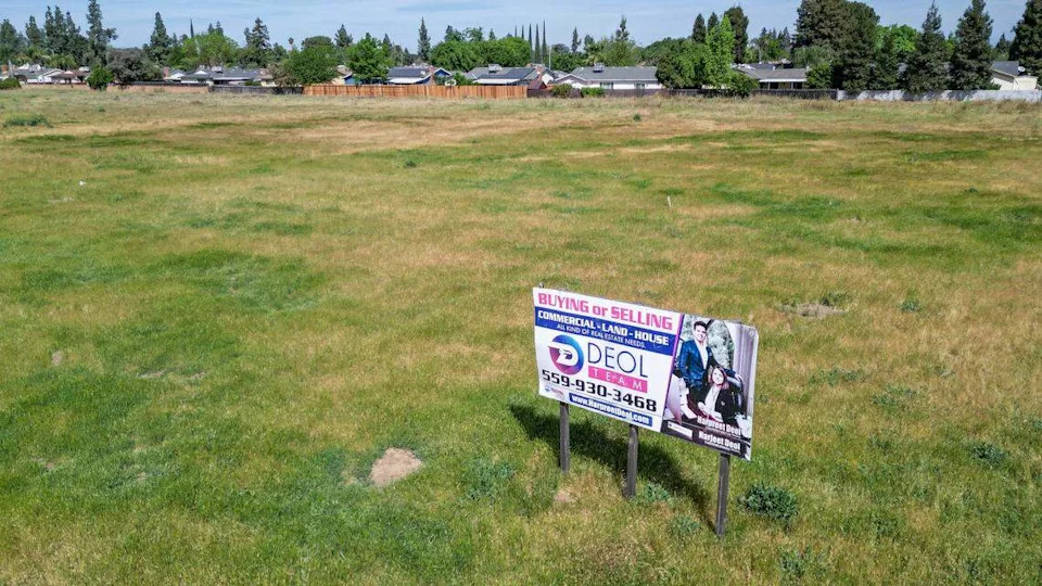 A proposal for a 2.45-acre storage facility site in the vacant field north of Shaw Avenue and west of Laverne Avenue in Clovis has been submitted to Clovis's planning commission.