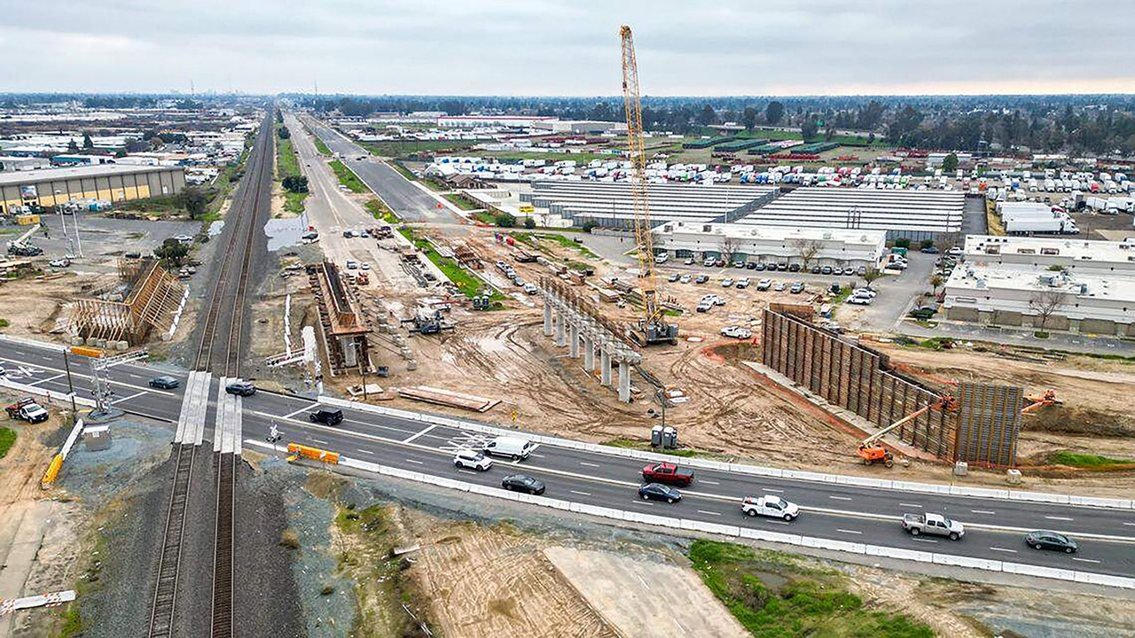 '60 Minutes' probes California's 'ghost train' with no track after 18 years