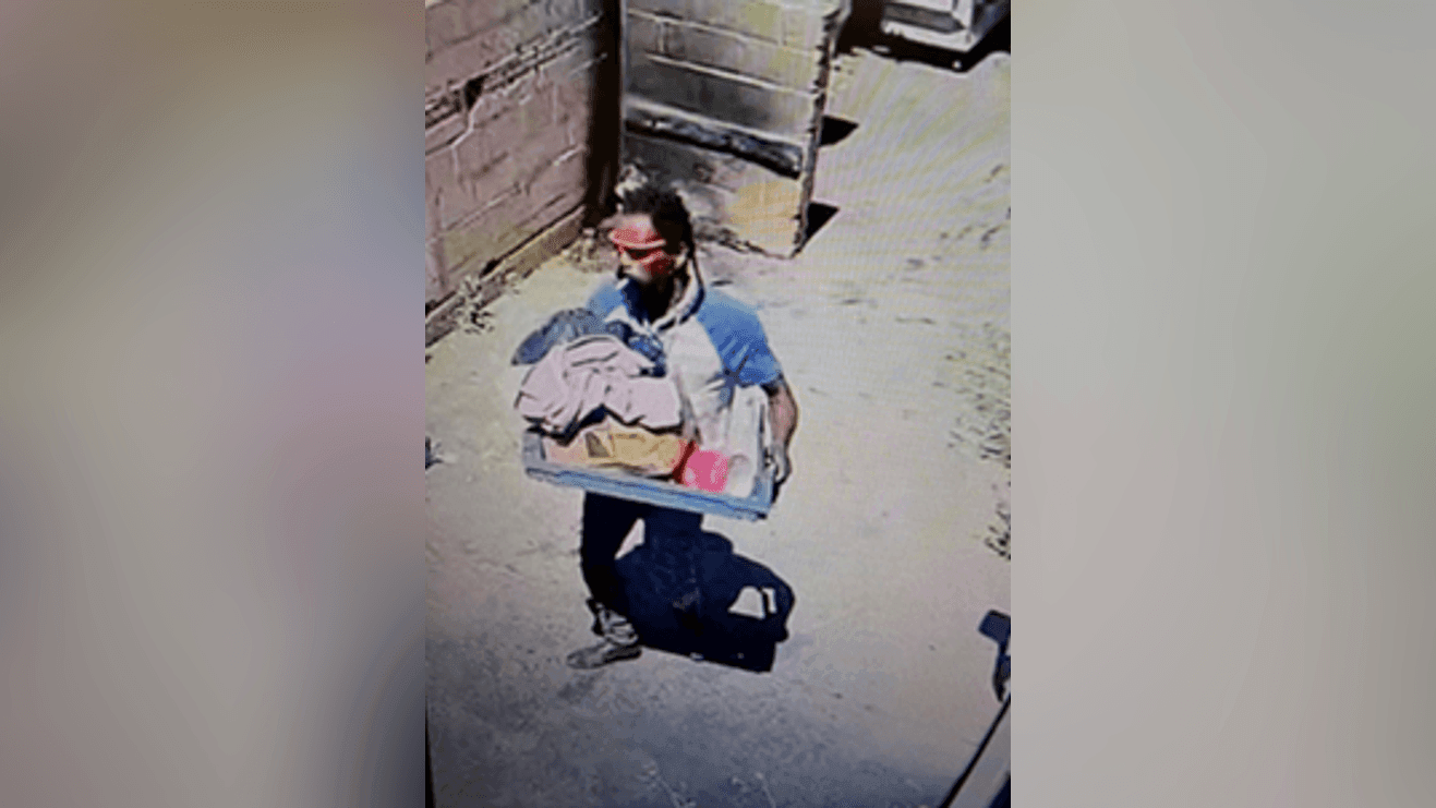 Firefighters ask for tips after man sets fire to strip mall in Fresno