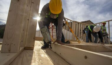 A major national homebuilder is moving its headquarters from Los Angeles to the Phoenix metro....