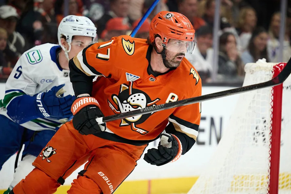 The Anaheim Duck’s Alex Killorn #17 looks for the pass during an NHL game against the Vancouver Canucks, April 12th, 2026 in Anaheim California.