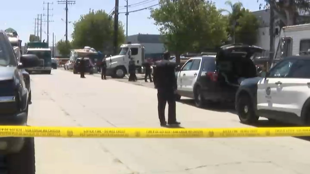LAPD officer shoots a dog during encampment cleanup in Pacoima – NBC Los Angeles