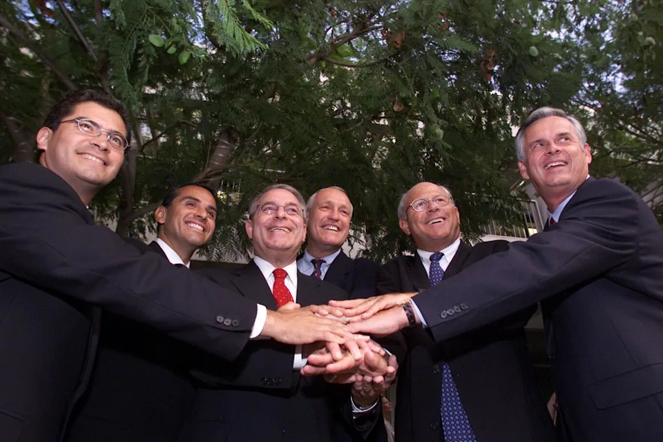 Los Angeles mayoral candidates gather for a portrait in 2000.